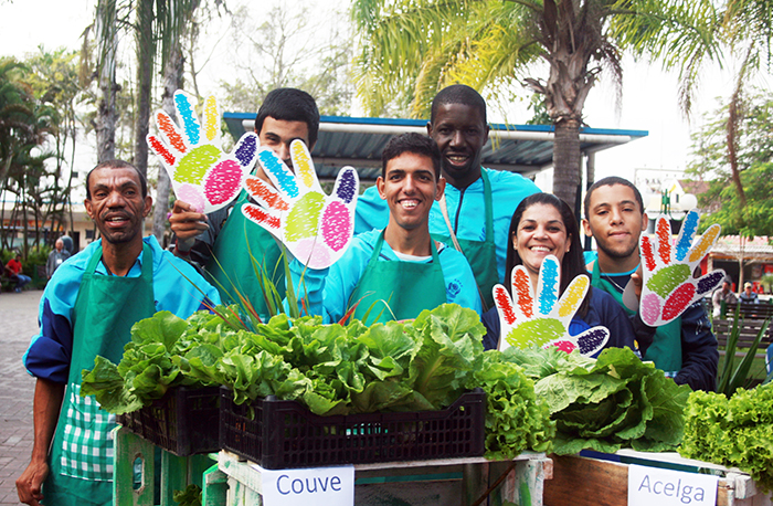 Apae levou para a praça sua produção de hortaliças além de trabalhos de artesanato.