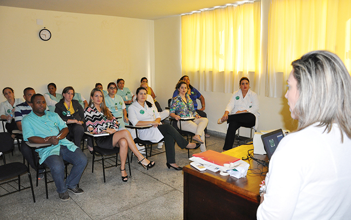 A equipe de gestão de pessoas palestrando sobre qualidade no Hospital Leste Fluminense.