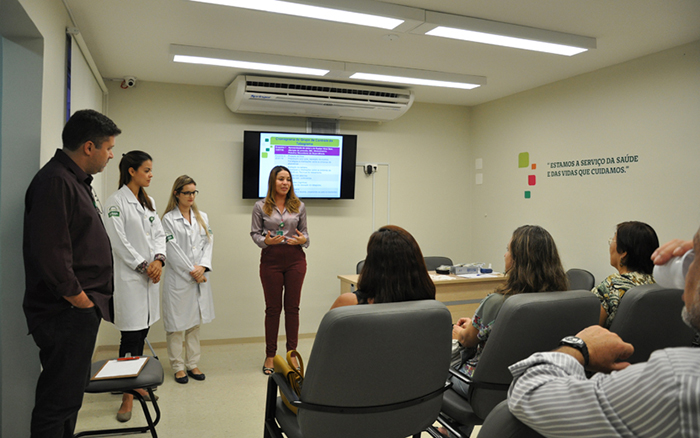 A equipe do Viver Bem da Unimed Leste Fluminense durante o grupo de tabagismo