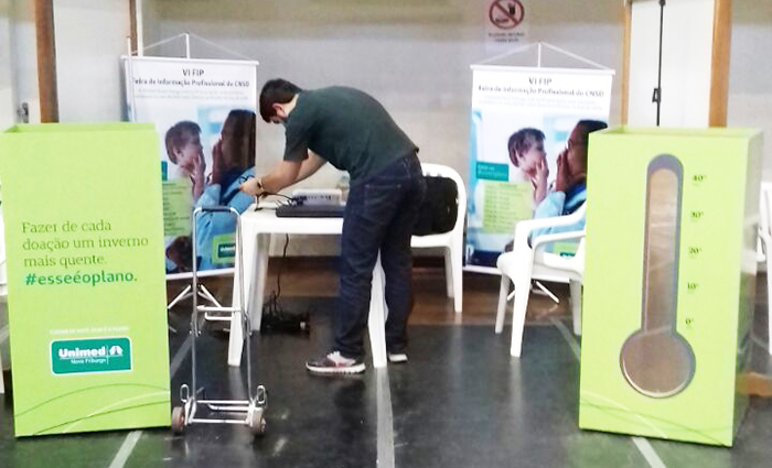  Caixas coletoras de agasalhos colocadas em evento que a Singular participou. 