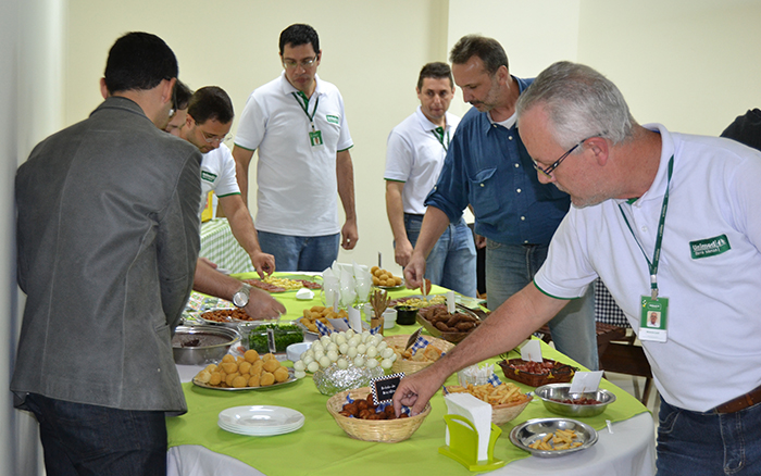 Os pais saboreando os petiscos