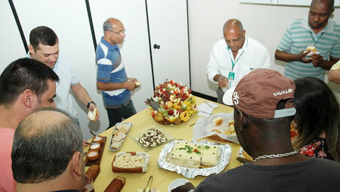 Os pais colaboradores da Unimed confraternizaram durante o café da tarde
