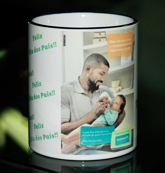 Pais recebem caneca personalizada