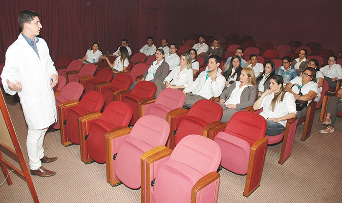 Colaboradores separados em dois grupos para participar da palestra