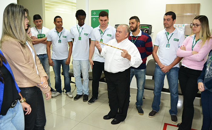 Toral explicando uma dinâmica para os funcionários