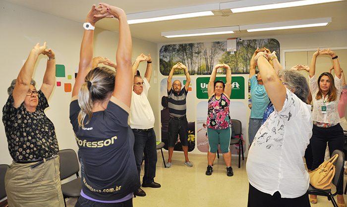 Clientes participam do alongamento realizado no Programa Cerebrocardiovascular