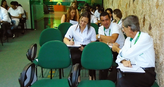 Colaboradores da cooperativa durante o treinamento