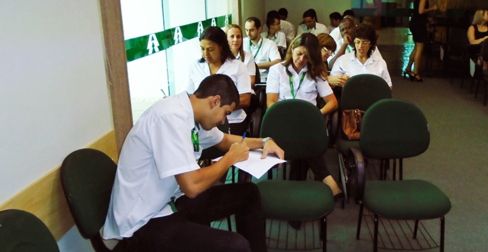 Colaboradores concentrados durante a dinâmica