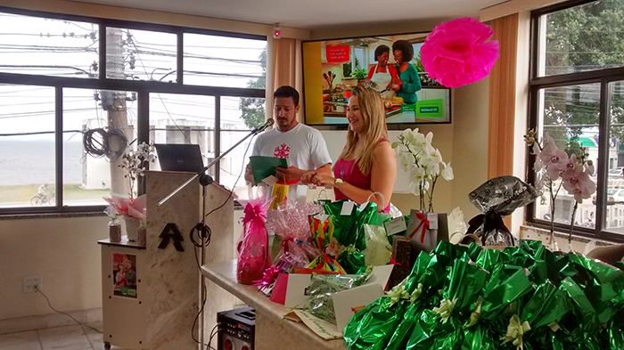 André Warzee e Simone Freire, apresentadores do evento 