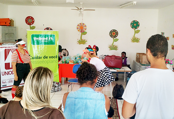 A apresentação dos palhaços arrancou muitos sorrisos nas crianças
