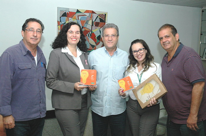 à esq.: Dr. Tarcízio, diretor financeiro, Renata, gerente comercial, Dr. João Paulino, presidente, Viviane Cândido, analista de RH, e Dr. Luís Fernando, diretor administrativo