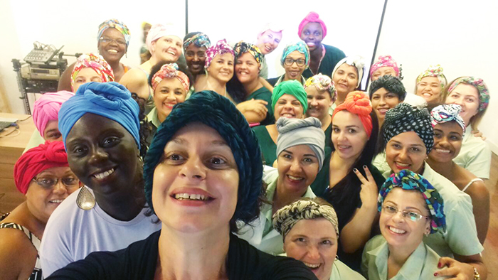 Colaboradoras e convidadas aprenderam técnicas para amarra turbante