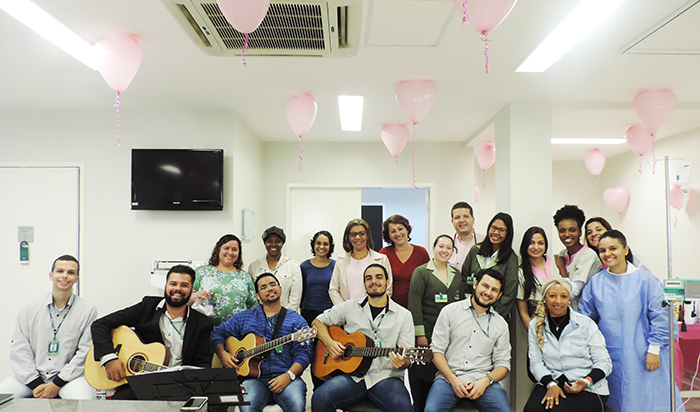 Unisom, equipe do Hospital Unimed Volta Redonda e pacientes no evento do Outubro Rosa