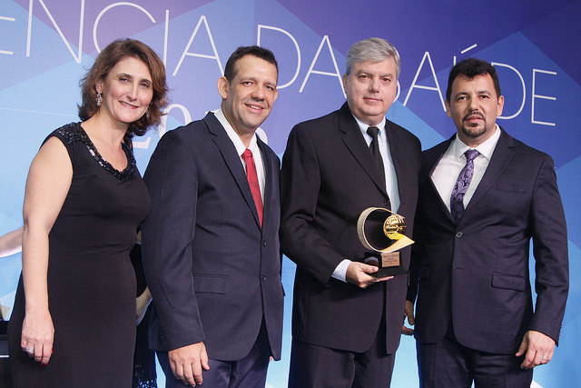 Dr. Vitório Moscon Puntel recebendo o Prêmio Excelência da Saúde