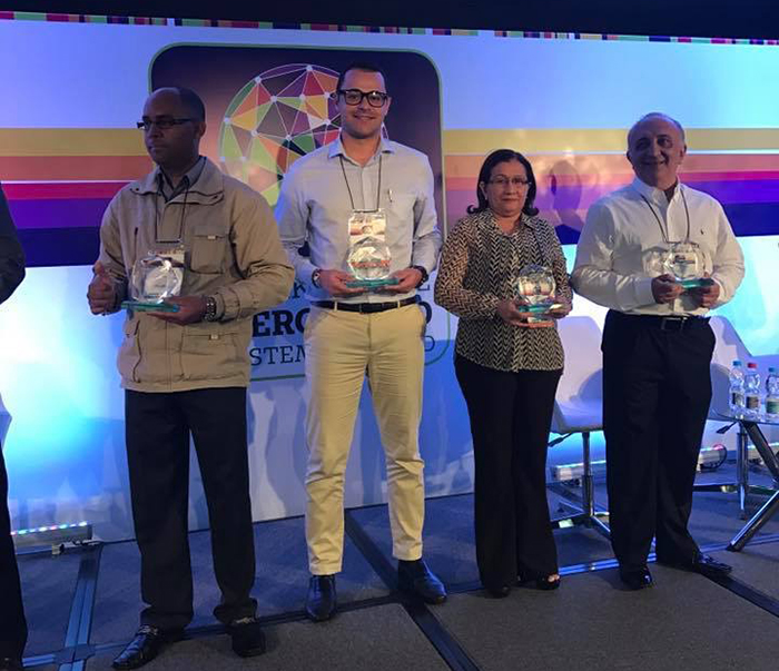 O gerente de custos assistenciais da Unimed Barra Mansa, Matheus Bastos, recebe o troféu