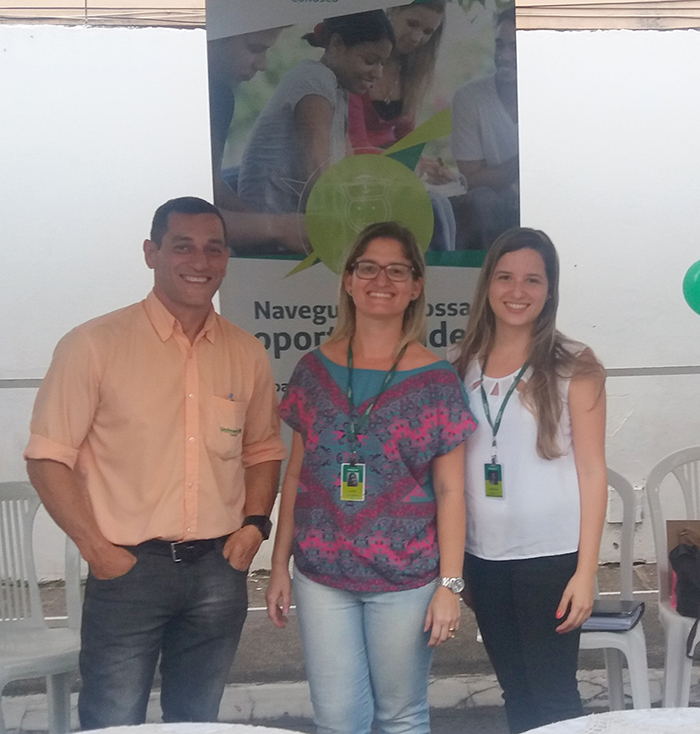 Equipe de orientação aos jovens sobre o mercado de trabalho