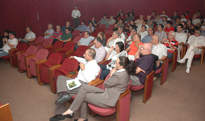 Dezenas de cooperados participaram da AGE