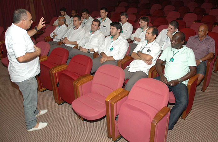 Os colaboradores fizeram muitas perguntas ao palestrante