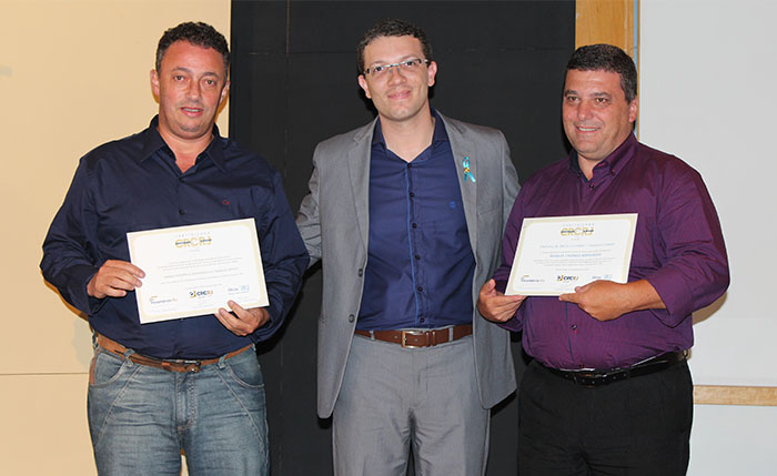 O analista contábil da Unimed Petrópolis, Marcos Antônio Soares, Samir Ferreira Barbosa Nehme, vice-presidente operacional do CRC-RJ e José Maia Neto, analista contábil da Unimed Petrópolis