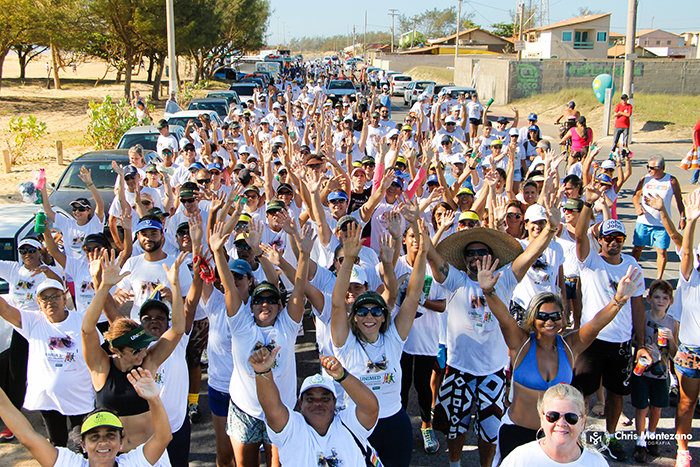 Multidão participa da caminhada 