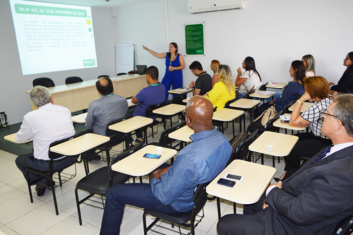 Palestrante fala sobre o ciclo de atualização regulatória aos presentes 