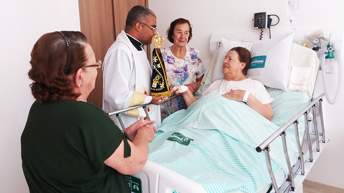 Padre levou imagem ao encontro de enfermos internados com mensagem de fé e esperança 