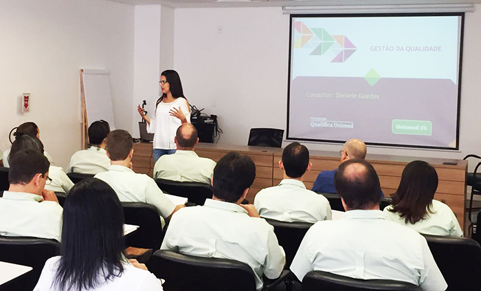 Consultora do Programa Qualifica fez primeira visita para apresentar o curso e orientar a equipe gestora. 