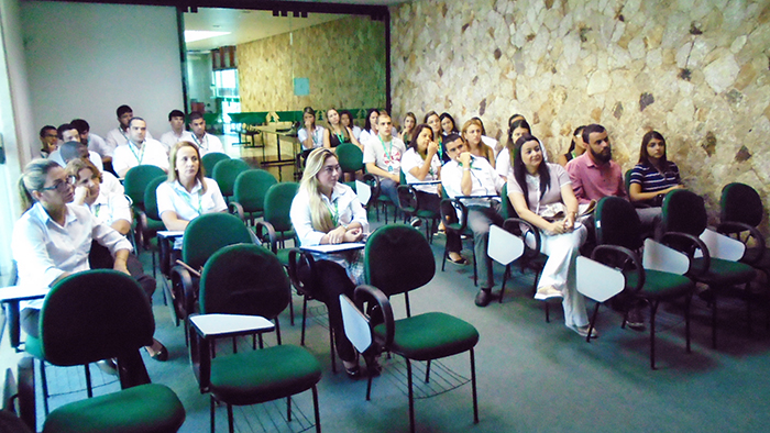 Colaboradores assistem a vídeos sobre os temas 