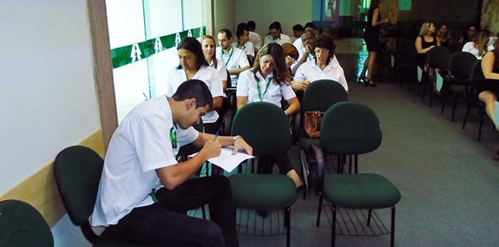 Profissionais concentrados durante palestra 