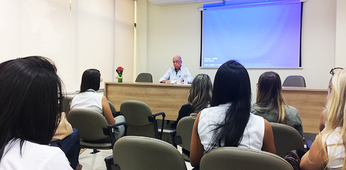 Dr. Ivan Bueno conversa sobre a importância da prevenção e conscientização na saúde da mulher.