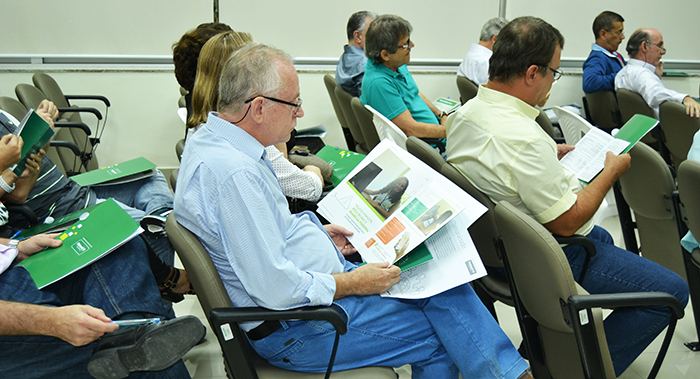 Cooperados recebem revista informativa “Termômetro”.