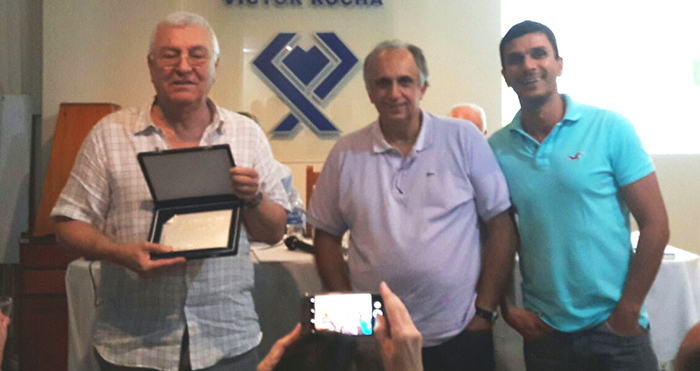 Da esquerda para direita: Osmane Sobral Rezende, ex-presidente, Jose Marcos Barroso Pillar, novo Presidente, e Flávio Lage Santos, gerente geral da cooperativa.