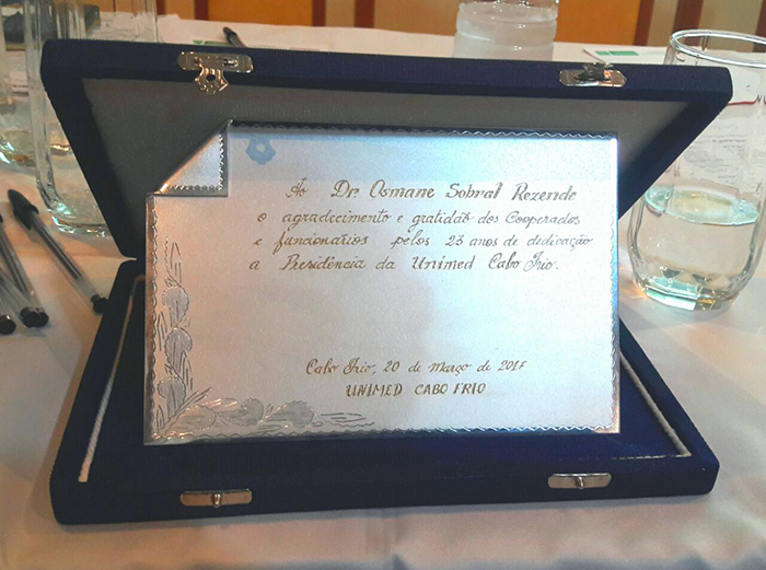 Placa de homenagem ao ex-presidente da Singular Osmane Sobral Rezende 