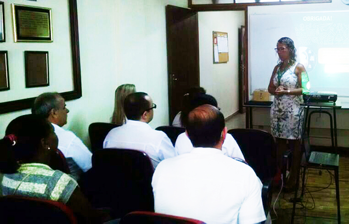 Sheila do Nascimento, da Unimed Federação Rio, dando orientações