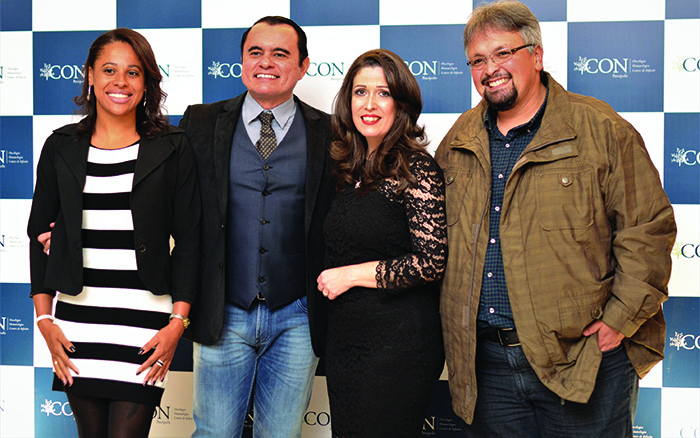 Os diretores do CON acompanhados pelo casal, o vice-presidente da Unimed Petrópolis, Rafael Gomes de Castro, e Andreza Monsores