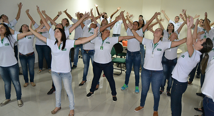 Colaboradores da Unimed Barra Mansa realizam exercícios durante a aula de ginástica laboral.
