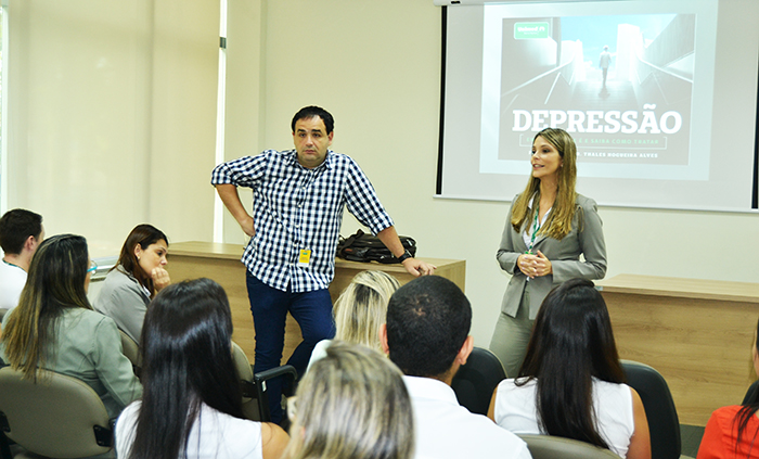 A gestora de RH, Simone Bruno, apresenta o psiquiatra Dr. Thales Nogueira aos colaboradores presentes na palestra.