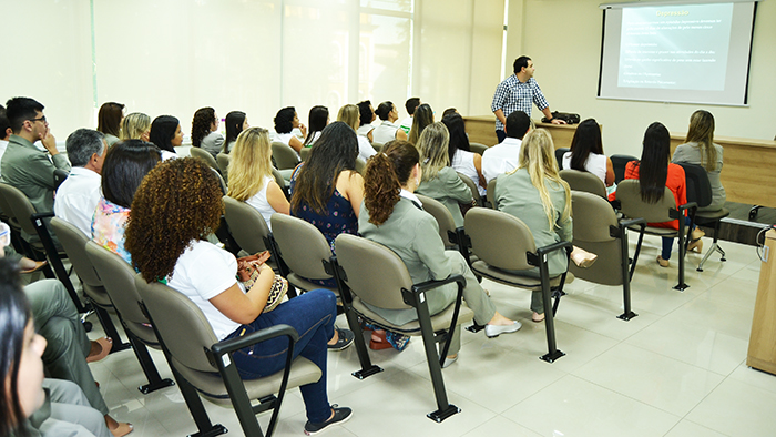 O psiquiatra Thales Nogueira fala sobre os principais sintomas da Depressão aos colaboradores da Unimed Barra Mansa.