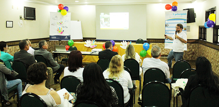 O assessor de Marketing da Unimed Centro Sul Fluminense, Leonardo Canavez, apresenta a experiência, em Barra do Piraí