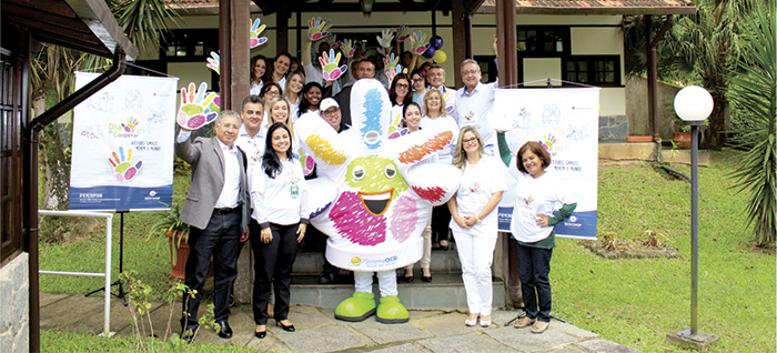 Participantes de evento confraternizam com o mascote do Dia C.