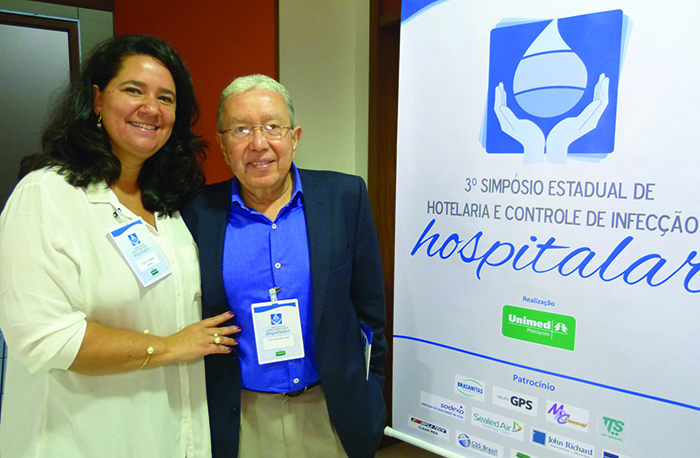 José Carlos Sant'Anna de Araújo, presidente da Unimed Petrópolis, e Flávia Fávero, supervisora de Hotelaria do Hospital Unimed Petrópolis e presidente da SHHRJ, felizes com os resultados positivos do evento.