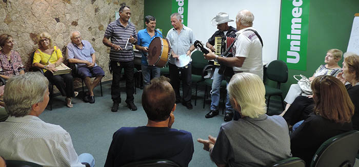 Oficina de Histórias - Idosos assistem +á apresentação do grupo musical