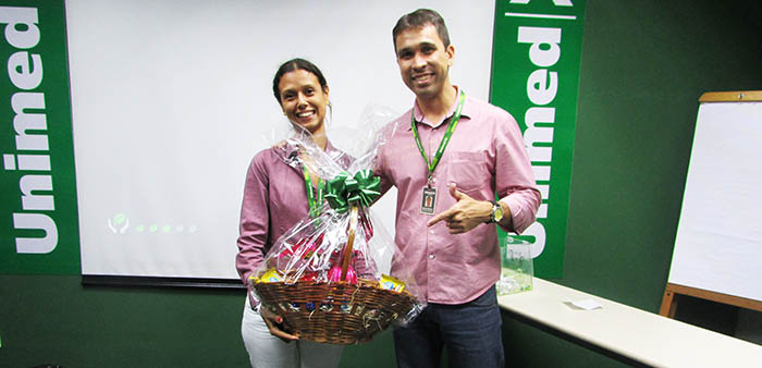 Elen Pereira, vencedora da promoção, recebe a cesta do gerente adminstrativo Maurício Mello