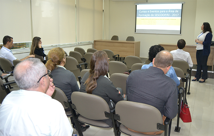 Palestrante Mariana Fontes apresenta o portfólio de cursos e eventos para o ano de 2017 do SESCOOP