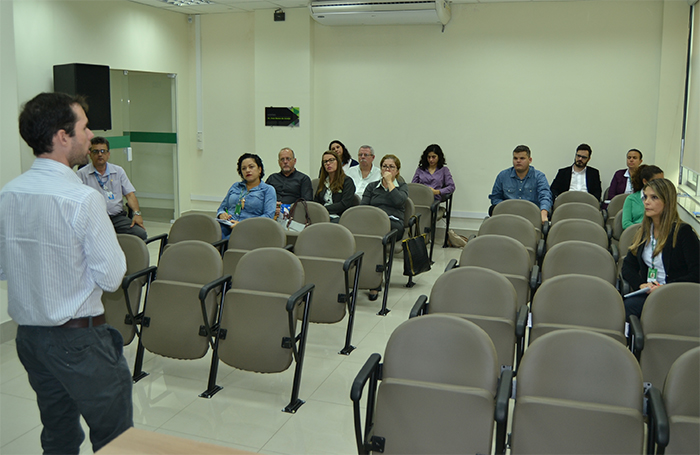 O Superintendente do Sistema OCB/RJ, Daniel Granuzzo, apresenta os cursos de formação aos cooperados.