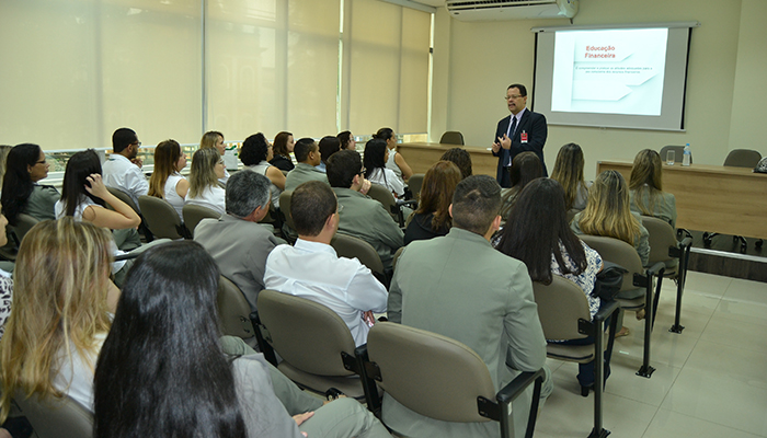 Colaboradores da Unimed Barra Mansa se atentam às dicas de como poupar dinheiro dadas pelo palestrante Mauro Cezar Ismirim. 