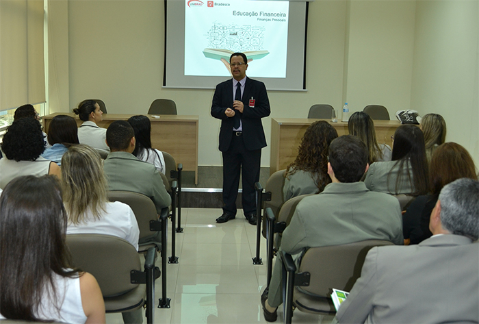 O palestrante Mauro Cezar Ismirim Antunes conversa com os colaboradores da Unimed Barra Mansa sobre educação financeira.