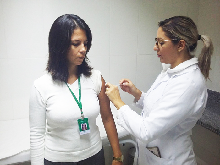 Larisse Santos, do Atendimento, recebeu a imunização