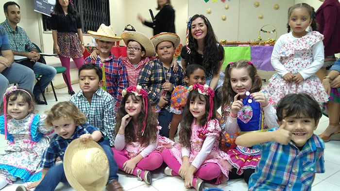  Crianças do Programa Vida Leve caraterizadas com trajes de festa junina