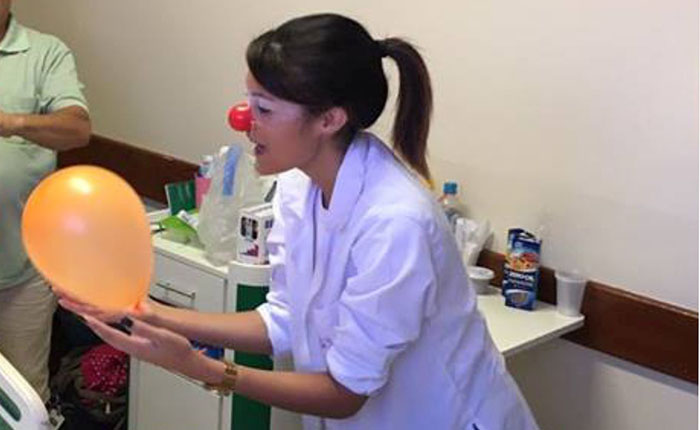  Uma das voluntárias do grupo Amigos Palhaços, que tem o objetivo de humanizar o ambiente hospitalar